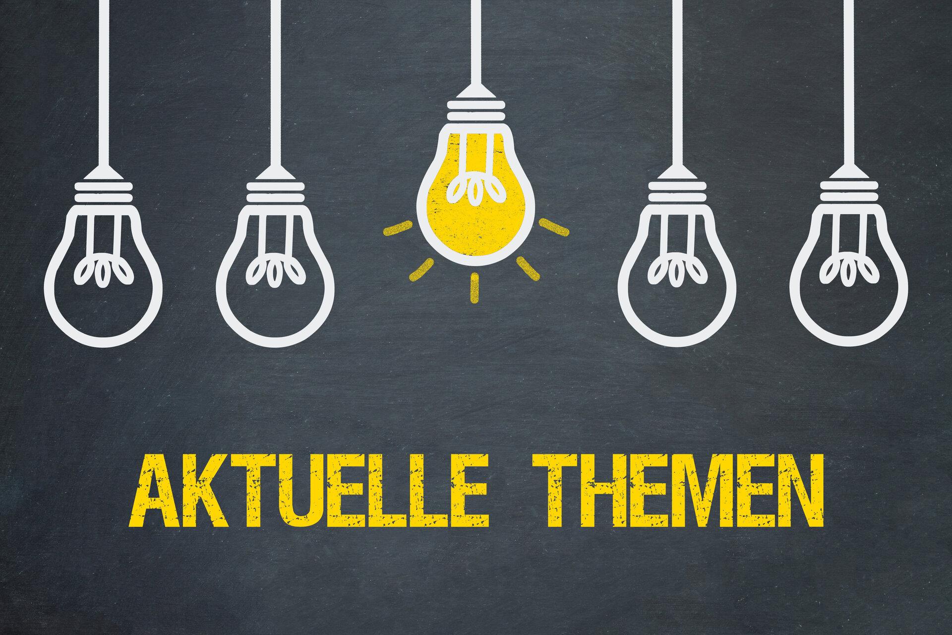 Aktuelle Themen / Tafel mit Glühbirnen