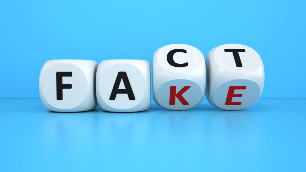 Würfel mit den Worten Fact und Fake. 3D Illustration.