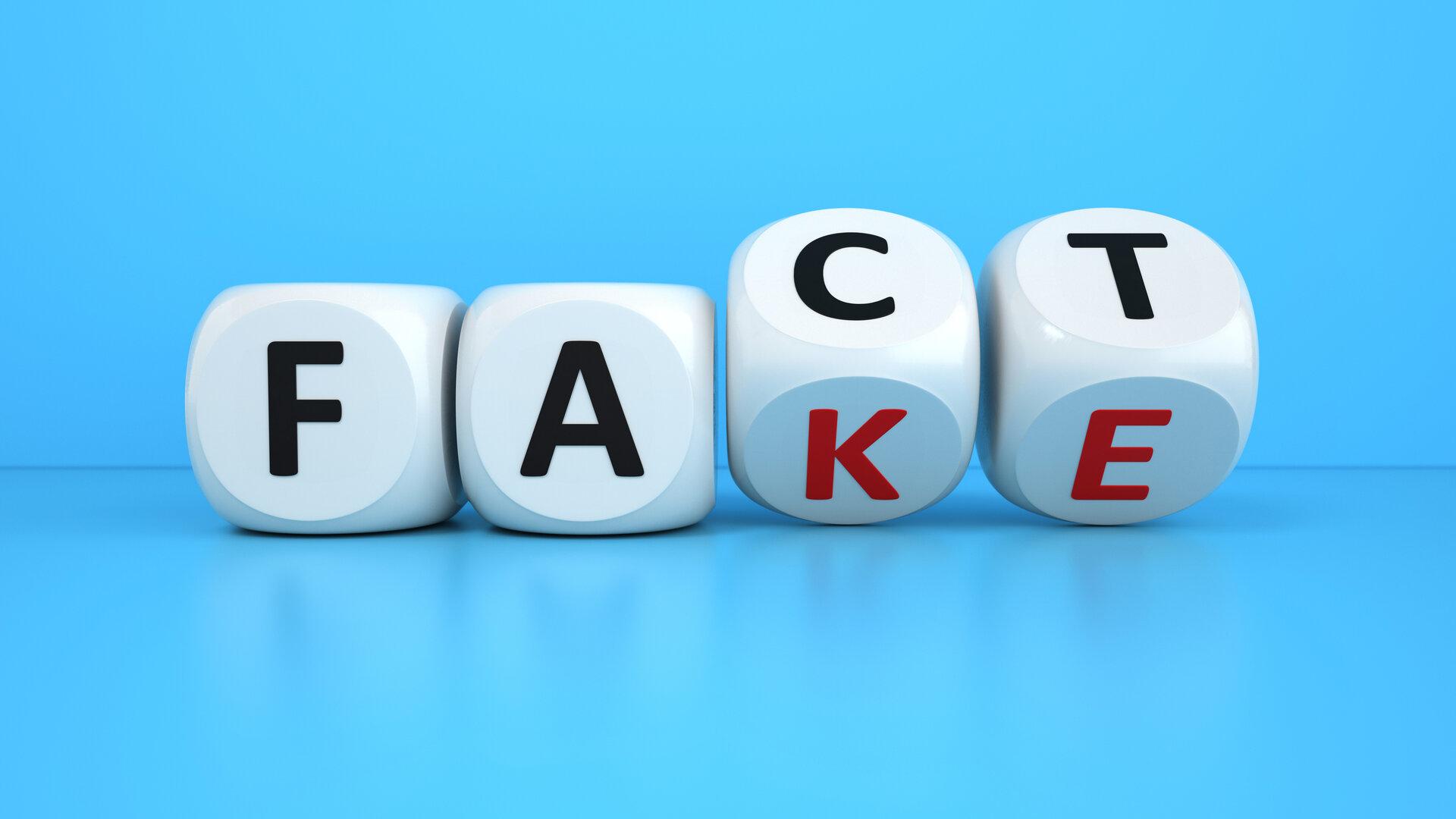 Würfel mit den Worten Fact und Fake. 3D Illustration.